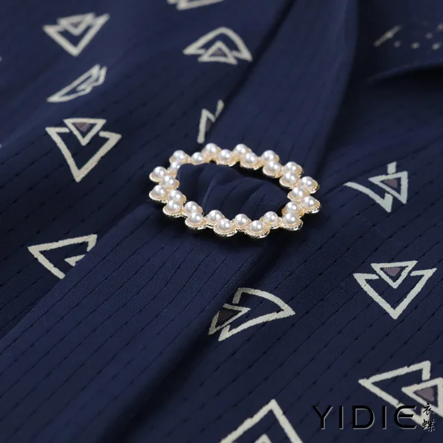 【YIDIE 衣蝶】雪紡印花拼接羅紋領結式上衣-深藍