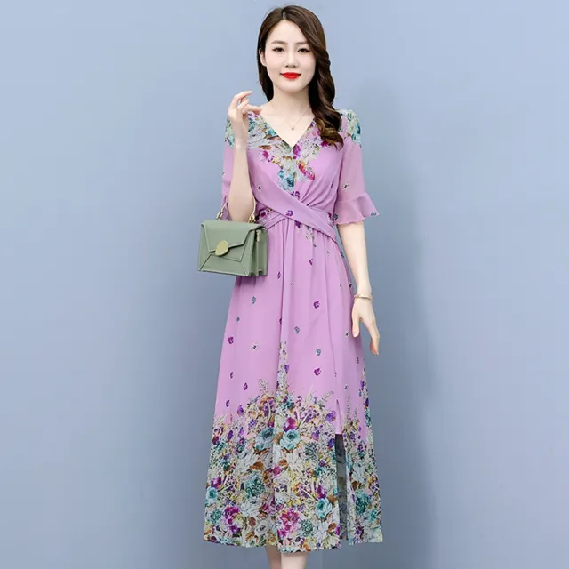 【REKO】玩美衣櫃浪漫紫色優雅V領開衩印花氣質洋裝M-4XL