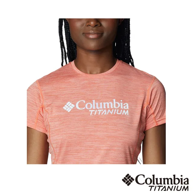 【Columbia 哥倫比亞 官方旗艦】女款-鈦 LOGO 快排短袖上衣-橘紅(UAK52540AH  / 2023年春夏)
