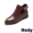 【Hedy】尖頭短靴 粗跟短靴 縷空短靴/時尚縷空皮帶釦飾小尖頭粗跟短靴(棕)