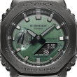 【CASIO 卡西歐】G-SHOCK  軍綠 八角雙顯電子錶 畢業禮物(GM-2100B-3A)