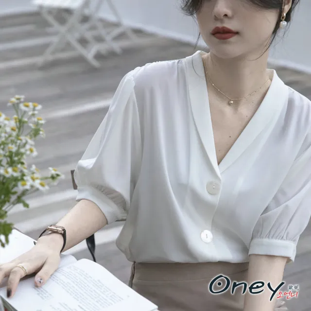 【ONEY 歐妮】★法式設計感V領泡泡袖上衣(春夏/短袖襯衫/V領設計/燈籠袖款)