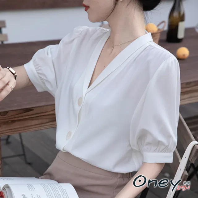 【ONEY 歐妮】★法式設計感V領泡泡袖上衣(春夏/短袖襯衫/V領設計/燈籠袖款)