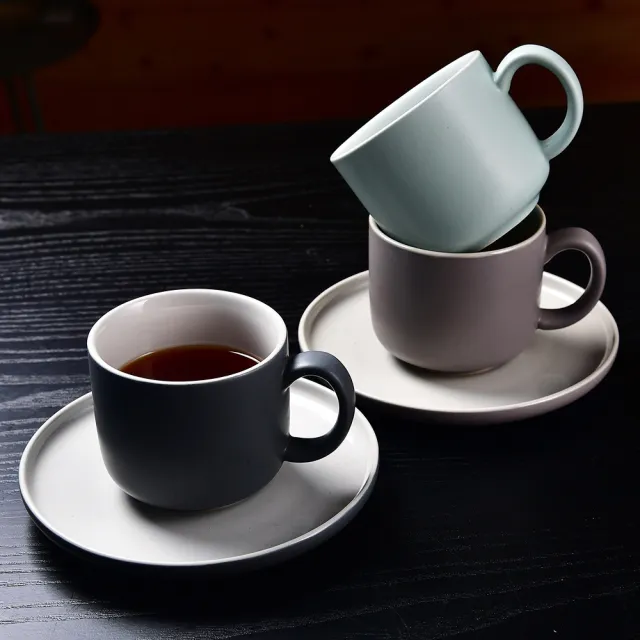 【YU Living 信歐傢居】莫蘭迪色系陶瓷咖啡杯盤二套組 200ML(二杯二盤/3色.藍.褐.灰色/咖啡杯碟 早餐杯)