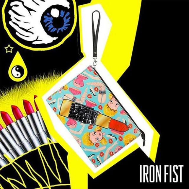 【摩達客】雙11 美國Iron Fist鐵拳搖滾-大口紅巴比分屍手拿包(斜背包/單肩包/側背包)