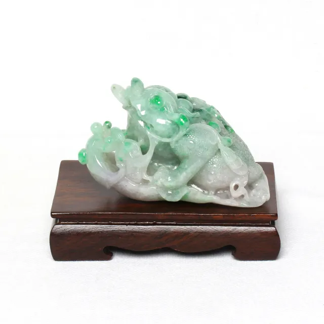 【翡翠？】青蛙神(蟾蜍)玉器置物　手把件 小擺件 雅紅珠寶】天然春帶彩翡翠玉擺件-三角蟾蜍-專咬錢財- momo購物網- 好評