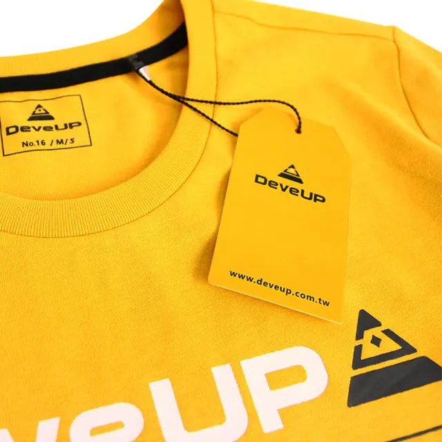 【DeveUP】『DeveUP』棉質重磅厚圓領印圖TEE(產品編號 : D01424 雅致黃)