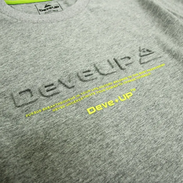 【DeveUP】『DeveUP』棉質鋼印印圖圓領TEE(產品編號 : D01419 珊瑚灰)