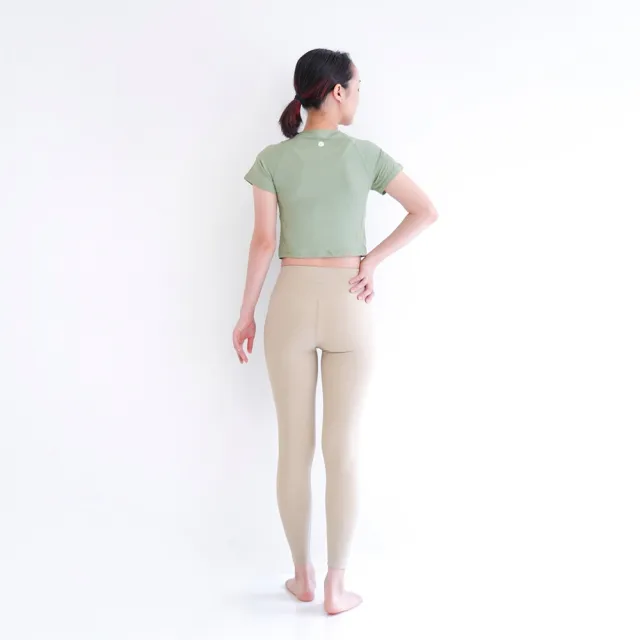 【Mukasa 慕卡莎】DURABLE 接邊短袖短版上衣 - 松柏綠 - MUK-23043(瑜珈服、瑜珈罩衫、運動上衣)