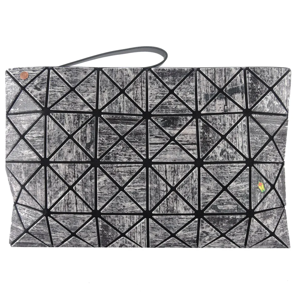 【ISSEY MIYAKE 三宅一生】BAOBAO 幾何方格4x6木紋昆蟲手拿包(黑灰)