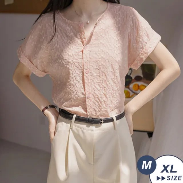 【LANNI 藍尼】●現貨出清 雲中溫柔粉色提花刺繡短上衣(女裝/圓領/短袖襯衫/日系/通勤/售完不補)
