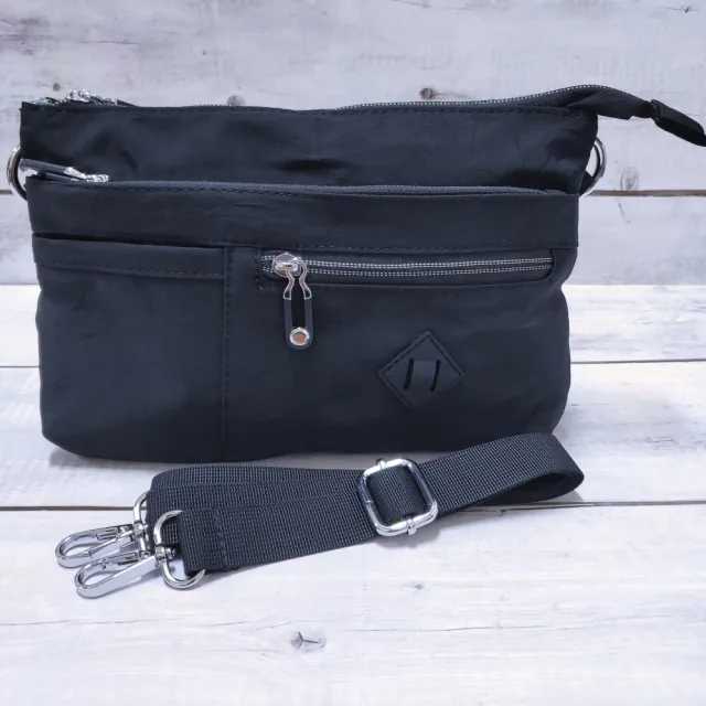 【Misstery】雙11 斜背包多格層休閒旅遊斜背/側肩背包-黑(防水包 防潑水面料)