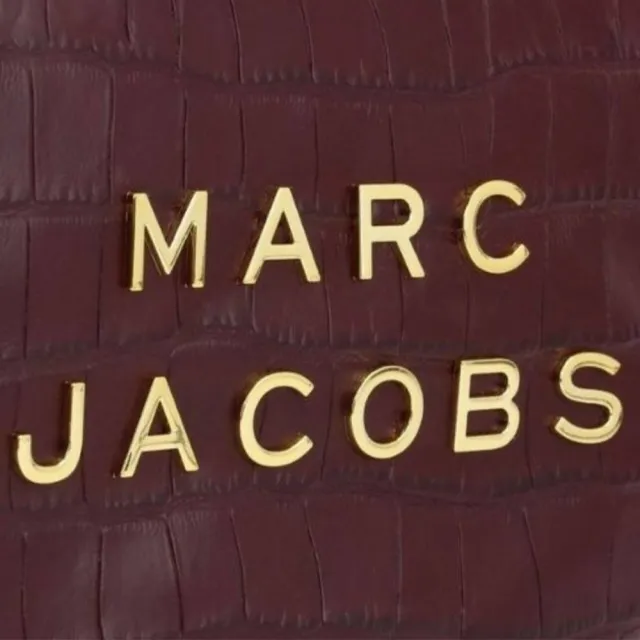 【MARC JACOBS 馬克賈伯】MJ金屬壓印LOGO字母壓紋皮革相機/斜背包(大款/酒紅色/贈原廠紙袋)