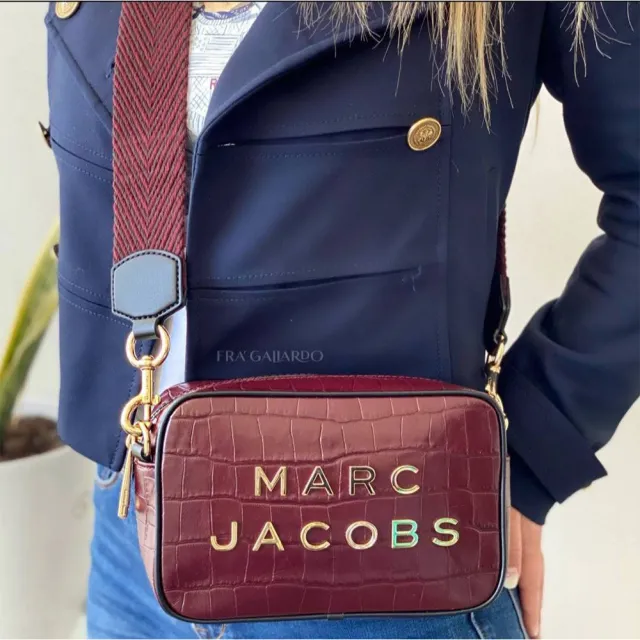 【MARC JACOBS 馬克賈伯】MJ金屬壓印LOGO字母壓紋皮革相機/斜背包(大款/酒紅色/贈原廠紙袋)