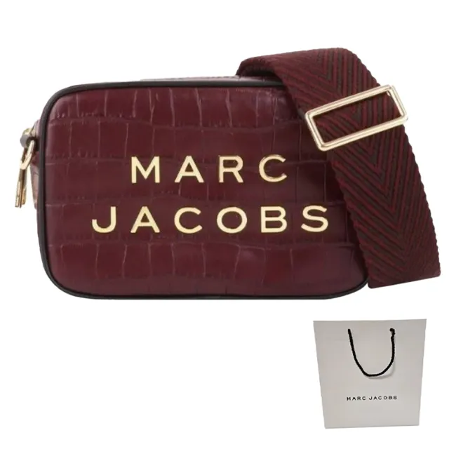 【MARC JACOBS 馬克賈伯】MJ金屬壓印LOGO字母壓紋皮革相機/斜背包(大款/酒紅色/贈原廠紙袋)