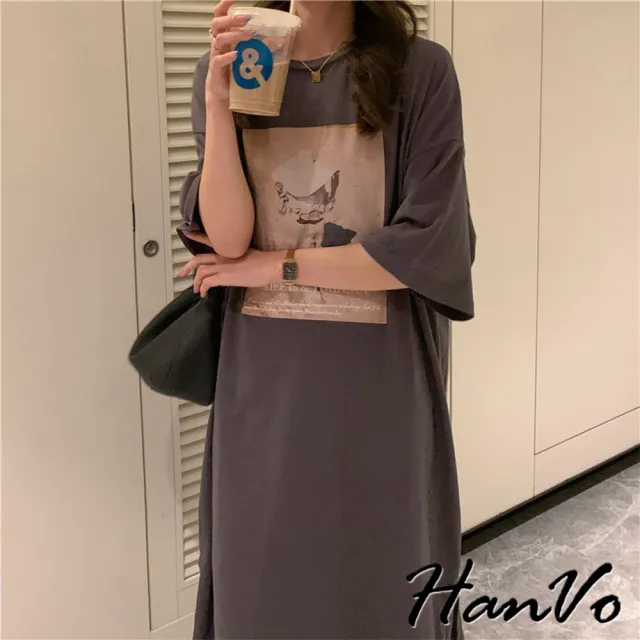 【HanVo】現貨 落肩率性女孩印花寬鬆長版開岔連衣裙(舒適親膚休閒寬鬆連衣裙 女生衣著 A06-3653)