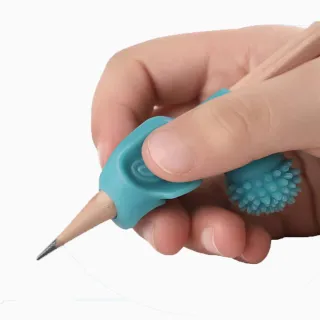 【樂邁家居】孩童握筆矯正器 四入_顏色隨機出貨(軟矽膠材質/按摩球設計/可愛造型)