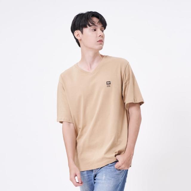 【5th STREET】男裝 短t 短袖 上衣 t恤 TEE 有機棉 V領 循環 logo 卡其 奶茶色(570933)