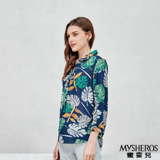 【MYSHEROS 蜜雪兒】棉麻翻領上衣 滿版龜背葉印花 開襟二釦設計(深藍)