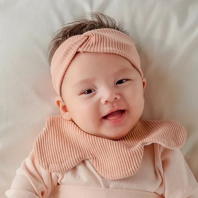 【Happy Prince】韓國製 Bebe純色交叉針織女嬰兒童髮帶+Fleecy馬卡龍雙面嬰兒童花瓣圍兜禮盒組(彌月禮物)