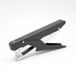 【KW-triO】 NO.3 包裝裝訂握把式訂書機  05360(省力設計/烤漆外型/用於塑膠盒裝裝訂/黑灰兩色)