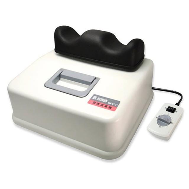  嘉麗寶 SN-9701 抖抖機/搖擺機，臺灣製造白色系設計，尺寸35×30×24cm，重量5kg。採用震動式按摩方式，專攻小腿與大腿部位，提供舒適放鬆體驗。插電式電源，110V/60Hz，消耗功率40W，無遙控器，1年保固。適合居家腿部保養，非個人衛生用品。 