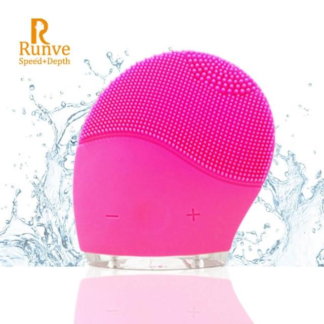  RUNVE 貝思得 ARBD-402 臉部按摩儀，專為臉部按摩設計，粉紅色系時尚外觀，尺寸僅80x75x25mm，重量輕盈50g，便於攜帶。採用充電式電源，附USB充電線x1，支援國際電壓，適合全球使用。產自中國，1年保固保障。作為個人衛生用品，確保清潔安全，提供舒適臉部按摩體驗，幫助放鬆肌膚，提升美容效果。 