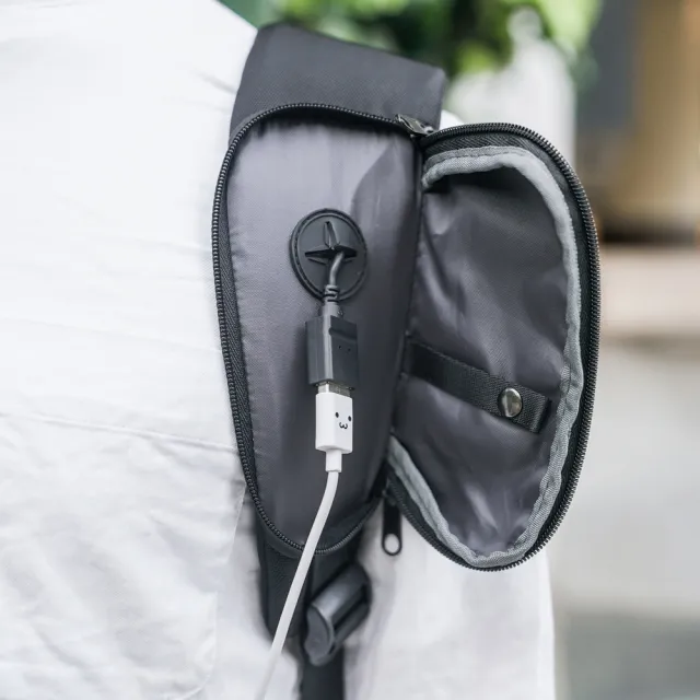 【ELECOM】Ruminant防水拉鍊18口袋USB線高規格後背包-黑(BM-RNBP01BK)