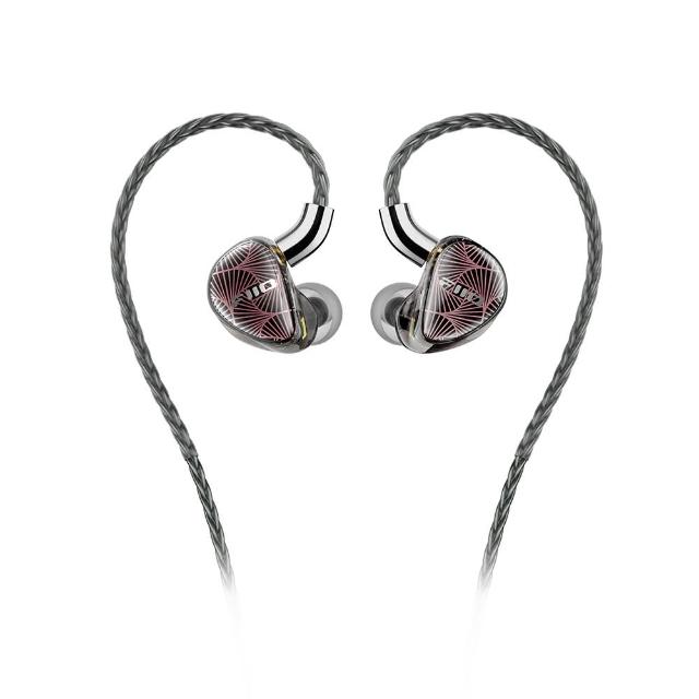 FiiO FX15 FiiO FX15 是頂級圈鐵耳機,採用樓氏ED-29689動鐵單元、10mm DLC球頂動圈單元及聲揚SET靜電單元,共6單元混合設計,提供20Hz-40kHz寬廣頻率響應與103dB靈敏度。阻抗僅24Ω,適合多種裝置。MMCX可換線設計,配高純度純銀線長120cm,支援3.5/4.4mm插頭。黑色入耳式輕盈僅6g,中國製造,一年保固。完美監聽與一般聆聽選擇。