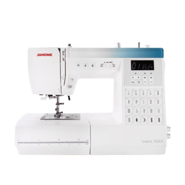 JANOME 車樂美 780DC 電腦型縫紉機，臺灣產地原裝製造，採用水平式全迴轉梭床設計，縫紉速度最高達700針/分鐘，針趾幅度及長度皆可調0~7mm，內建自動穿線功能，讓家用縫紉更輕鬆便利。機身尺寸40.5x31.5x17.5cm，淨重9.35kg，使用複合材質耐用，配件齊全包含多種壓布腳、梭子及腳踏控制器，110V電壓，享2年保固。適合新手及專業人士，完美處理各種布料縫製需求，提升您的DIY創作效率。
