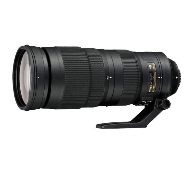 Nikon 尼康 AF-S 200-500mm F/5.6E ED VR 遠攝變焦鏡頭,專為 Nikon 單眼相機設計,提供 200-500mm 長焦段,恆定 f/5.6 光圈,3 片 ED 超低色散鏡片確保影像銳利清晰。內建 VR 影像穩定系統,SWM 內對焦馬達快速靜音對焦,放大倍率達 0.22x。鏡頭規格包括 95mm 濾鏡尺寸、108 x 267.5mm 尺寸、2300g 重量,適合野生動物、體育攝影。平行輸入來源,享有 6 個月保固,完美捕捉遠距離細節。 Nikon尼康 AF-S 200-500mm F/5.6E ED VR