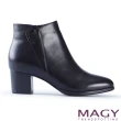 【MAGY】紐約時尚步調 金屬V型扣環牛皮粗跟短靴(黑色)