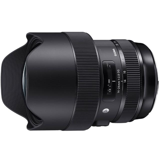 SIGMA 適馬 14-24mm F/2.8 DG HSM 超廣角變焦鏡頭，專為 Canon 和 Nikon 相機設計，提供 14-24mm 焦距與恆定 F2.8 大光圈，視角達 114.2°-84.1°。採用 11 群 17 片鏡片組，9 片光圈葉片，自動對焦系統，最近對焦距離 26cm (24mm 端)，放大倍率 1:5.4。鏡頭尺寸直徑 96.4mm x 長度 135.1mm，重量 1150g，無濾光鏡尺寸設計，適合風景、建築攝影。最小光圈 F22，隨附鏡頭蓋套 LC964-01、後蓋及鏡頭袋，享 36 個月以上保固。專業級超廣角鏡頭，捕捉震撼視野！