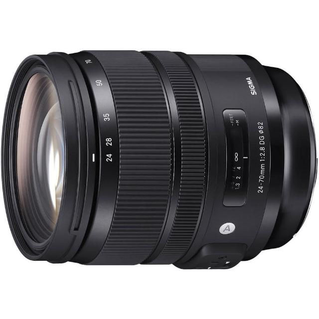  SIGMA 適馬 24-70mm F2.8 DG OS HSM 鏡頭，專業級標準變焦鏡頭，具備廣角變焦功能，完美適合旅遊攝影與日常拍攝。適用於 Nikon F-Mount 與 Canon EF-Mount 相機，重量約 1000g 至 1500g，輕便耐用。公司貨正品，提供 3 年保固安心使用。配件包含鏡頭前蓋、鏡頭後蓋、鏡頭袋與遮光罩 (LH876-04)，提升拍攝體驗與保護效果。 