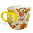 【小禮堂】Disney 迪士尼 小熊維尼 造型陶瓷馬克杯組《黃白.招手》230ml.茶杯.咖啡杯.對杯