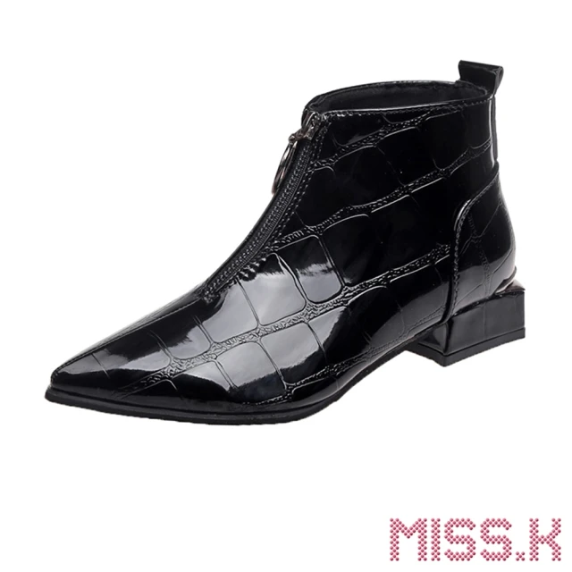 【MISS.K】尖頭壓紋皮革金屬拉環拉鍊造型粗跟短靴(黑)