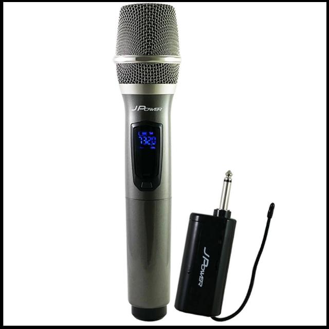 JPOWER震天雷 UHF-888 是一款高品質無線動圈式麥克風，適用於家庭K歌、行動K歌、電腦、家用音響、車用音響、會議及戶外使用。採用金屬管身與全向式指向性設計，提供清晰音質與穩定接收。內附18650充電電池、接收器、充電線等配件，輕便易攜，重量僅665g，並享有1年保固。符合NCC認證，是專業與娛樂兼備的選擇。