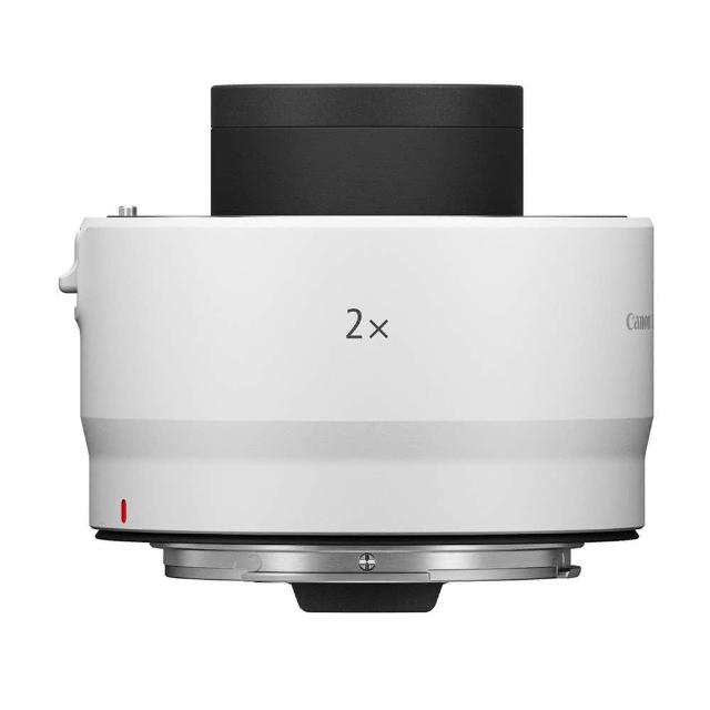 Canon 佳能 Extender RF 2x 是專為 RF 接環鏡頭設計的 2 倍延長鏡，能輕鬆將焦距放大 2 倍，提升野生動物和運動攝影的捕捉能力。光學效能優異，維持高畫質與自動對焦，支援 EOS R5、R6 等機型，完美適用於專業攝影師需求。