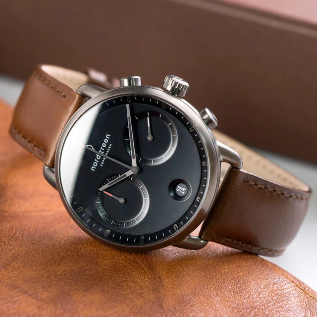 【Nordgreen】ND手錶 先鋒 Pioneer 42mm 深空灰殼×黑面 深棕真皮錶帶(PI42GMLEDBBL)