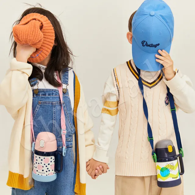 【Peacock 日本孔雀】耐衝擊底座 彈蓋吸管+水杯 兩用兒童不鏽鋼保溫杯 水壺400ML-珊瑚粉(握把+背帶設計)(保