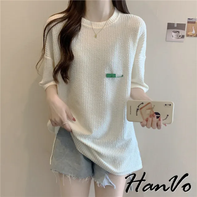 【HanVo】現貨 細緻織紋字母別針落肩長版上衣(韓版寬鬆親膚舒適休閒上衣 韓國女裝 女生衣著 A01-0104)