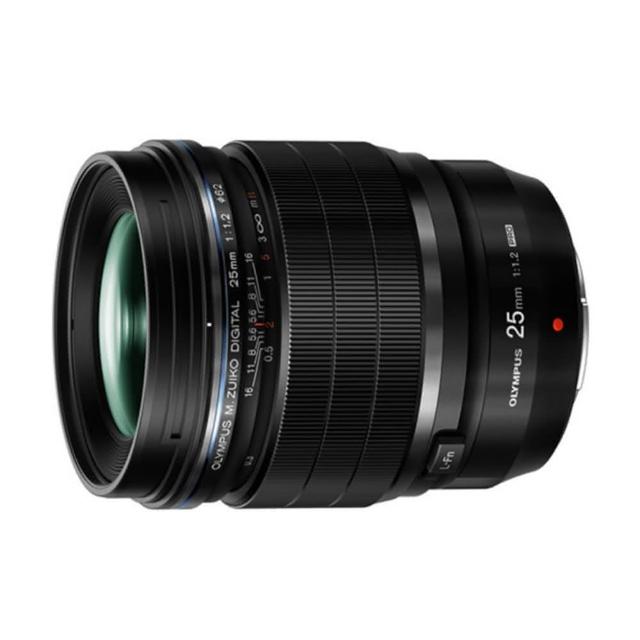 OLYMPUS 奧林巴斯 M.ZUIKO DIGITAL 25mm F/1.2 PRO 廣角定焦鏡頭專為 M4/3 系統設計，提供大光圈 F/1.2 優異表現，適合人像、街拍與專業攝影。公司貨正品保證，高解析度影像與輕巧設計，讓您的創作更出色。