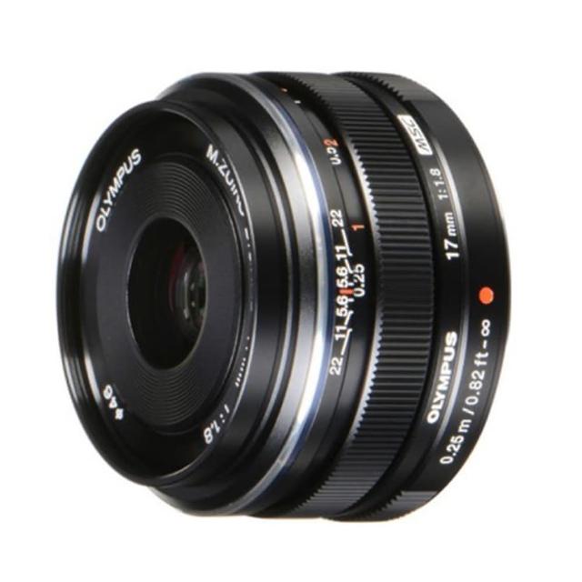 OLYMPUS 奧林巴斯 M.ZUIKO DIGITAL 17mm F1.8 鏡頭，微四三系統專用廣角定焦鏡，F1.8 大光圈提供出色低光表現與淺景深效果。輕巧設計僅 120g，適合街拍、人像及日常攝影。內建 MSC 馬達，快速安靜對焦，MSC 技術確保順暢錄影。專業光學鏡片，邊緣清晰銳利，防塵防滴灑結構，耐用可靠。理想選擇給微單相機愛好者，捕捉生活瞬間的完美鏡頭。
