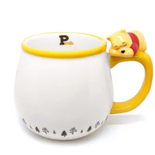 【小禮堂】Disney 迪士尼 小熊維尼 造型陶瓷馬克杯 咖啡杯 茶杯 陶瓷杯 340ml 《黃白 杯邊玩偶》