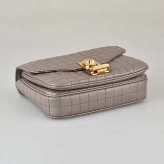 【CELINE】CELINE C CHARMS金字LOGO格紋縫線小牛皮扣式鏈帶肩背包(灰)