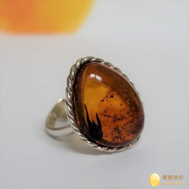 【優雅琥珀】來自波羅地海 自由三角形 干邑色琥珀純銀戒指(獨具特色之琥珀 具沉積物與金沙)