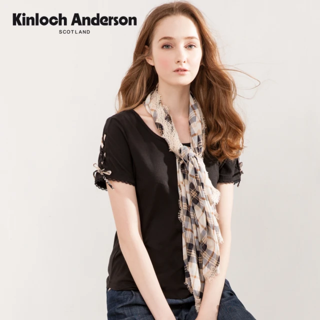 Kinloch Anderson 金安德森女裝 輕淑大圓領綁帶字繡蕾絲短袖上衣(黑/藍粉)