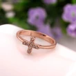 【Aphrodite 愛芙晶鑽】美鑽十字架造型鑲鑽戒指(玫瑰金色)