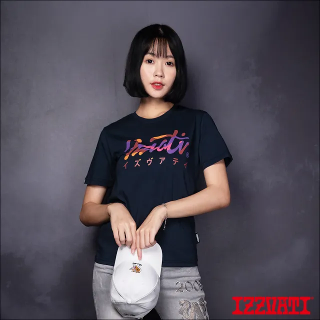 【IZZVATI】糖果迷彩日文短T-深藍(品牌經典LOGO款)