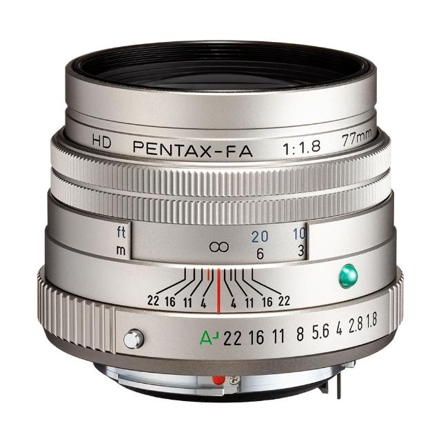 Pentax賓得士 HD FA 77mm F1.8 Limited 是輕巧標準定焦鏡頭，適合人像與旅遊攝影。77mm焦距、F1.8大光圈提供淺景深與優異低光表現，6群7枚鏡片組確保高畫質。視角31.5°，放大倍率0.14x，濾鏡尺寸49mm，直徑64mm x 鏡長48mm，重量僅270g。適用PENTAX相機，銀黑兩色可選，公司貨享12個月保固。完美人像鏡與旅遊鏡選擇！